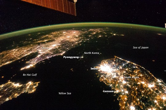 Trong ảnh, Triều Tiên dường như biến mất giữa Hàn Quốc và Trung Quốc. Ảnh: NASA